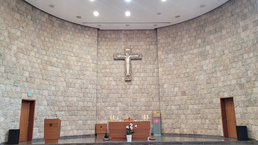 가재울성당 성전 안 십자고상, 제대, 제단, 감실 사진