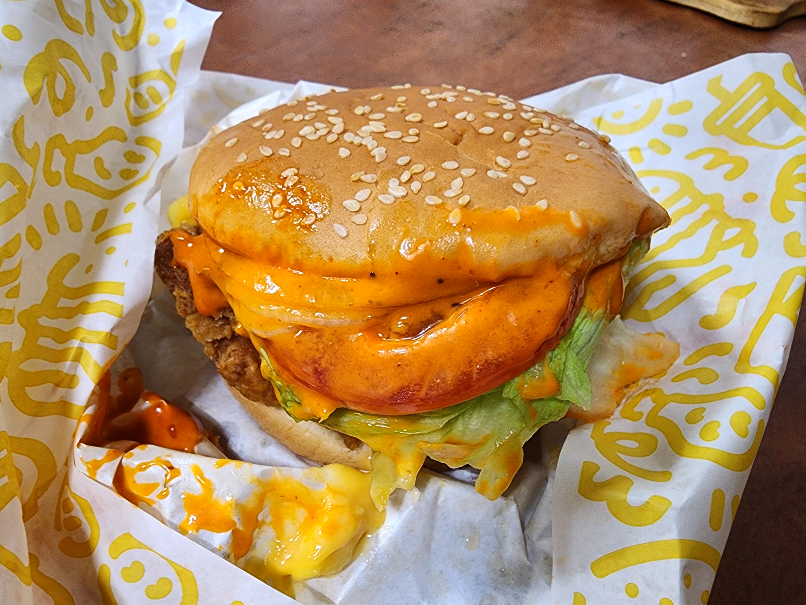 맘스터치_골든맥앤치즈치킨버거