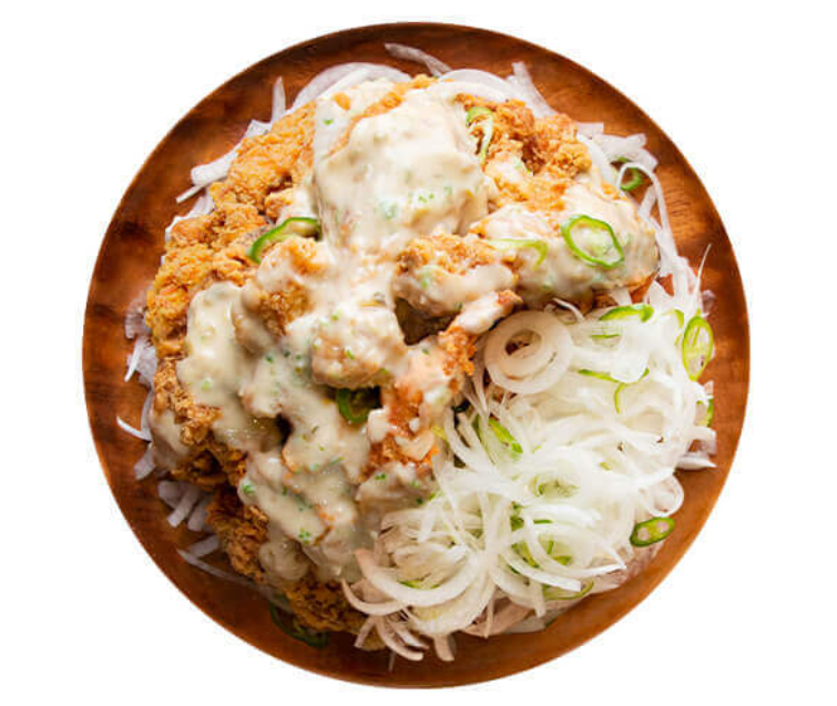 양파가 듬뿍 토핑된 치킨메뉴