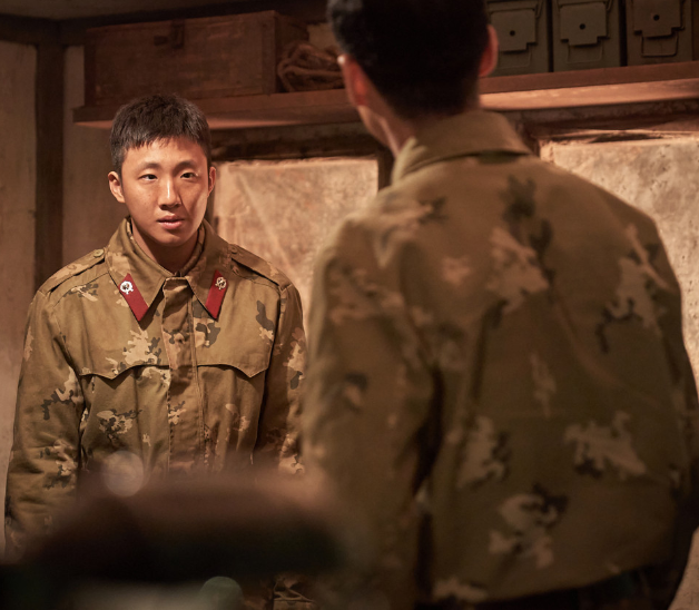 영화 탈주 같이 남한으로 가자고 이야기하는 동혁과 이를 듣고 부인하는 규남