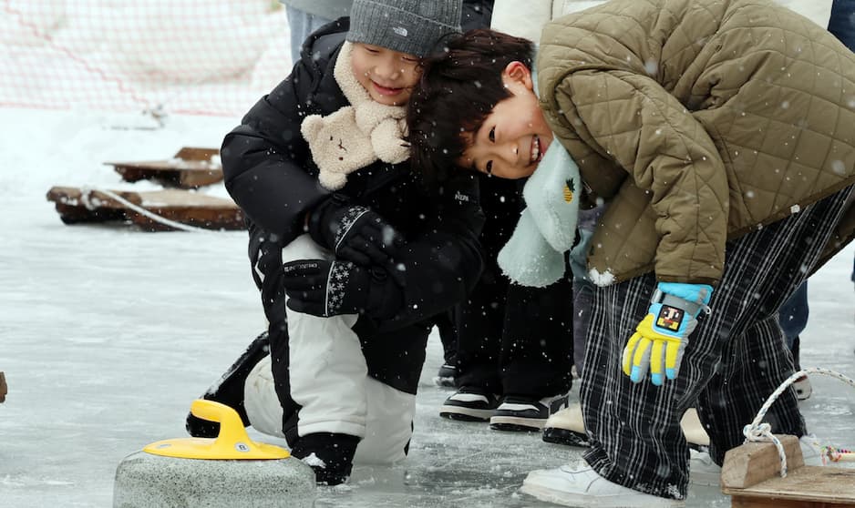 2월 대관령 눈꽃축제에서 즐거운 아이들