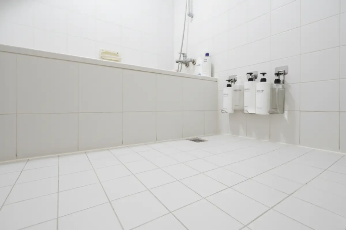 수직 수납 후 깨끗하게 비워진 욕실 바닥, 공중부양 정리 효과