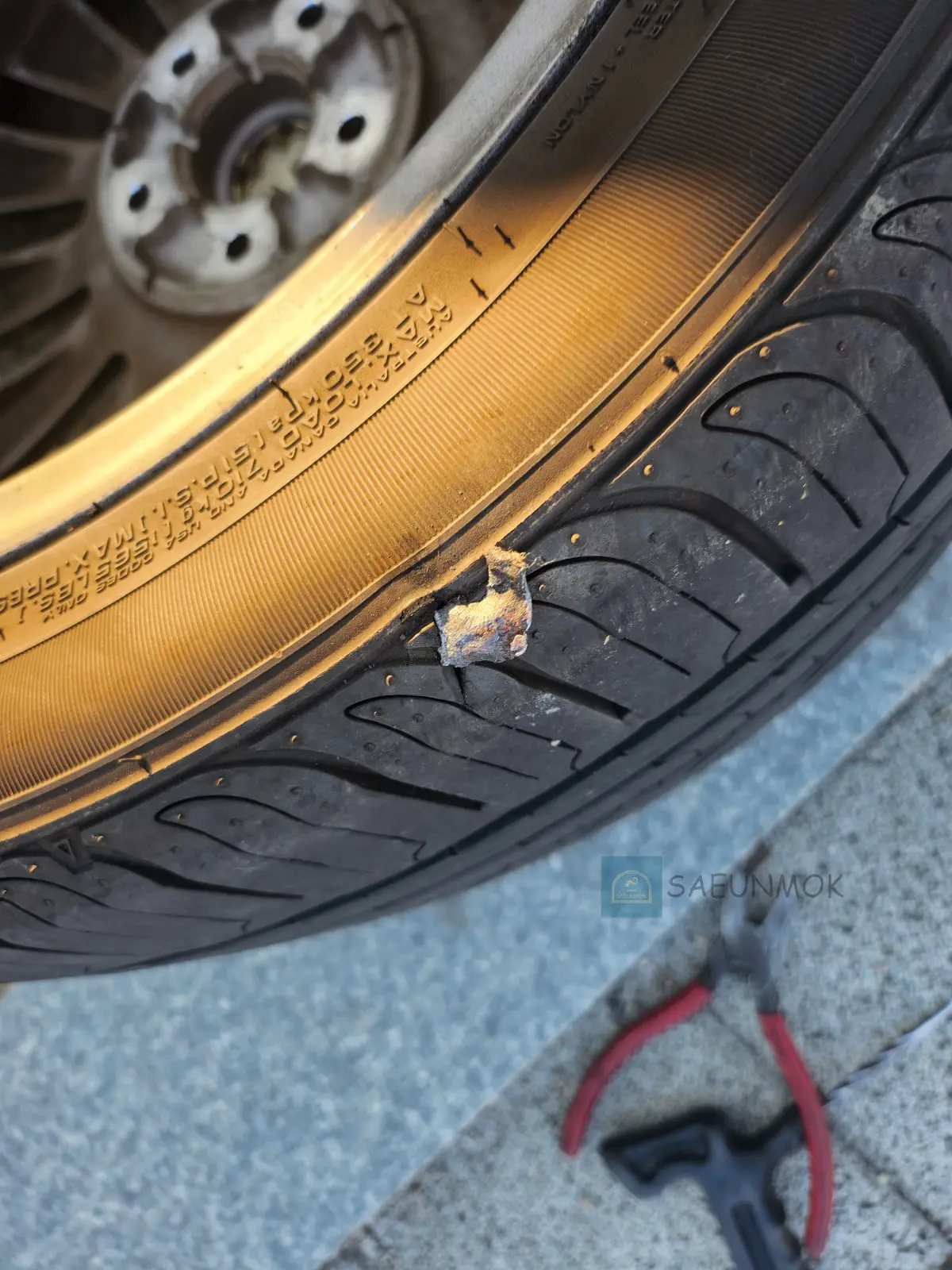 삼성화재-다이렉트-타이어펑크-쇠조각