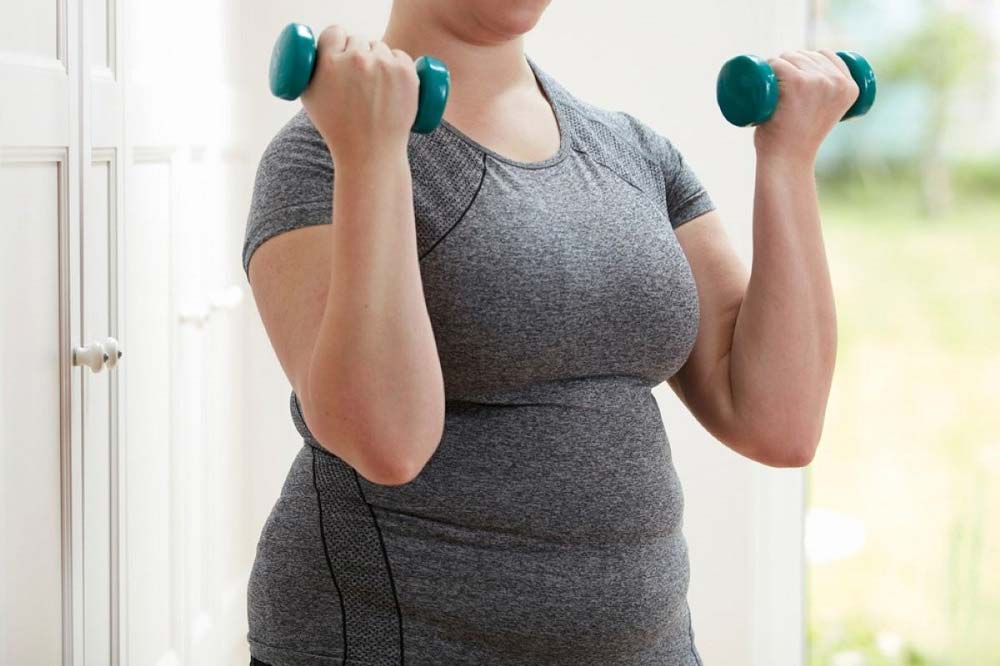 alt="아령으로 운동하는 여인"