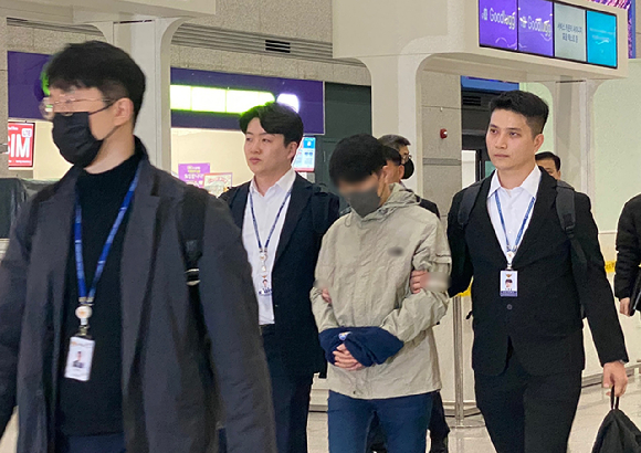 회삿돈 46억원 상당을 횡령한 뒤 필리핀으로 도피한 전 국민건강보험공단 재정관리팀장이 1년 4개월 만에 국내로 송환됐다. 경찰청은 17일 오전 5시쯤 국민건강보험공단 재정관리팀장으로 재직하며 요양급여 등 46억원 상당을 횡령한 혐의를 받는 40대 A씨를 인천국제공항을 통해 강제 송환했다. [사진=경찰청]