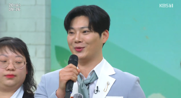 가수 임다운이 &#39;아침마당&#39;의 &#39;도전 꿈의 무대&#39;에 출연해 인사를 건네고 있다. [사진=KBS 방송화면 캡처]