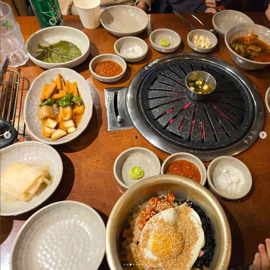 푸짐한 한상 차림. 고기, 반찬, 촌놈밥까지 완벽한 조합!