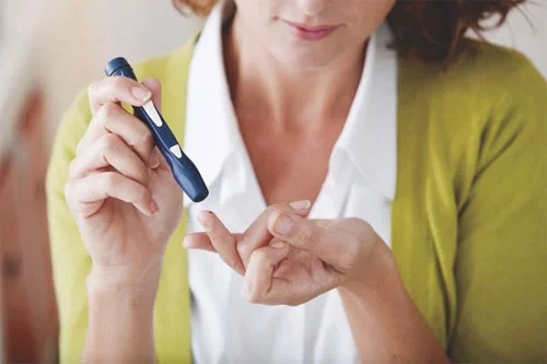 당뇨체크기로-당뇨를-재고-있음