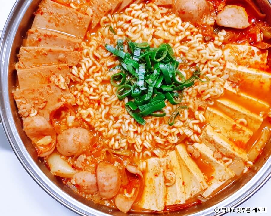 햄 소시지 두부 라면사리까지 가득 넣고 끓여 완성한 진한 부대찌개 레시피