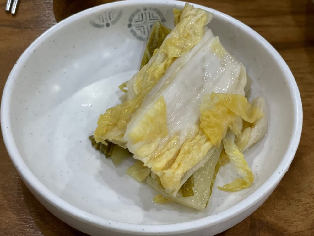 수원 제철 해산물 맛집 천포 - 기본찬 잘 익은 백김치