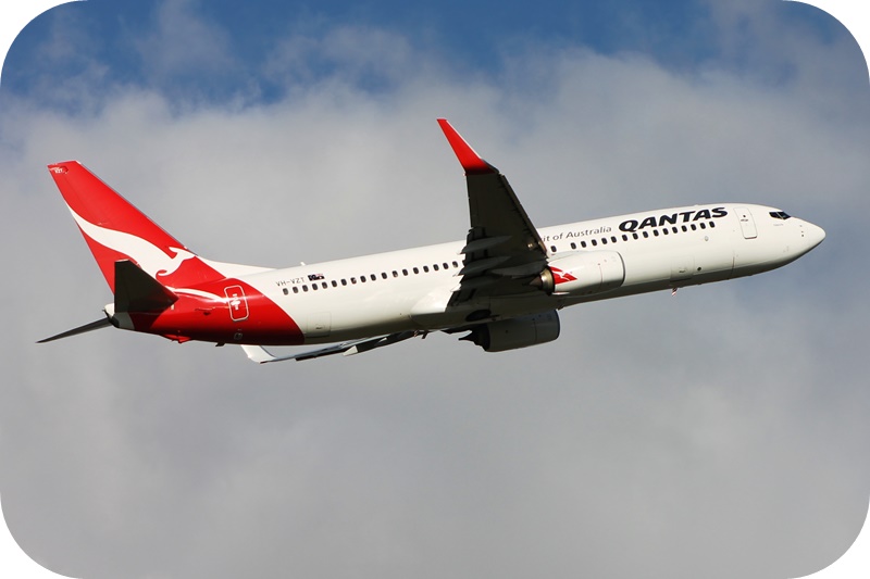 콴타스-qantas-b737-여객기-구름낀-하늘-비행중