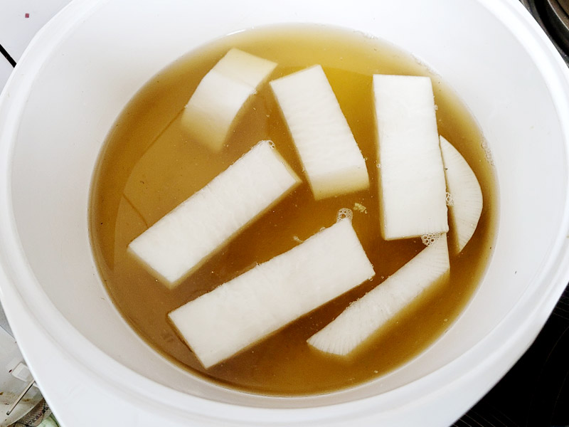 멸치다시마육수에 무 먼저