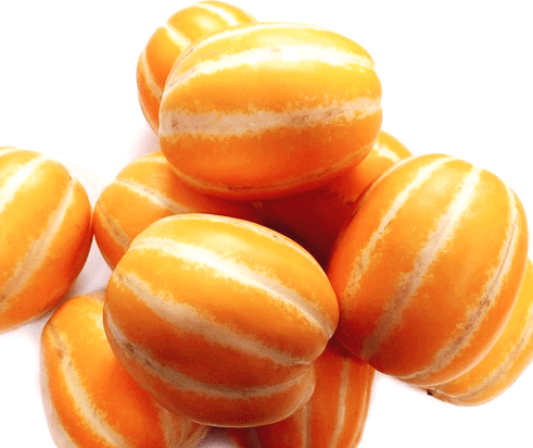 10개의 노란 참외들이 한가득 쌓여있다. 노란 몸통에 하얀색 중이 세로로 나 있다.