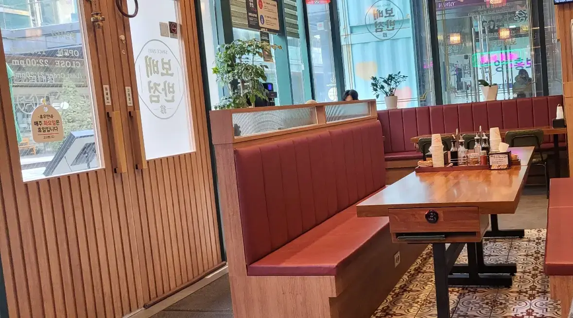 보배반점 -
나무로 된 정문 가운데 유리창문 앞 빨간 소파의자 테이블