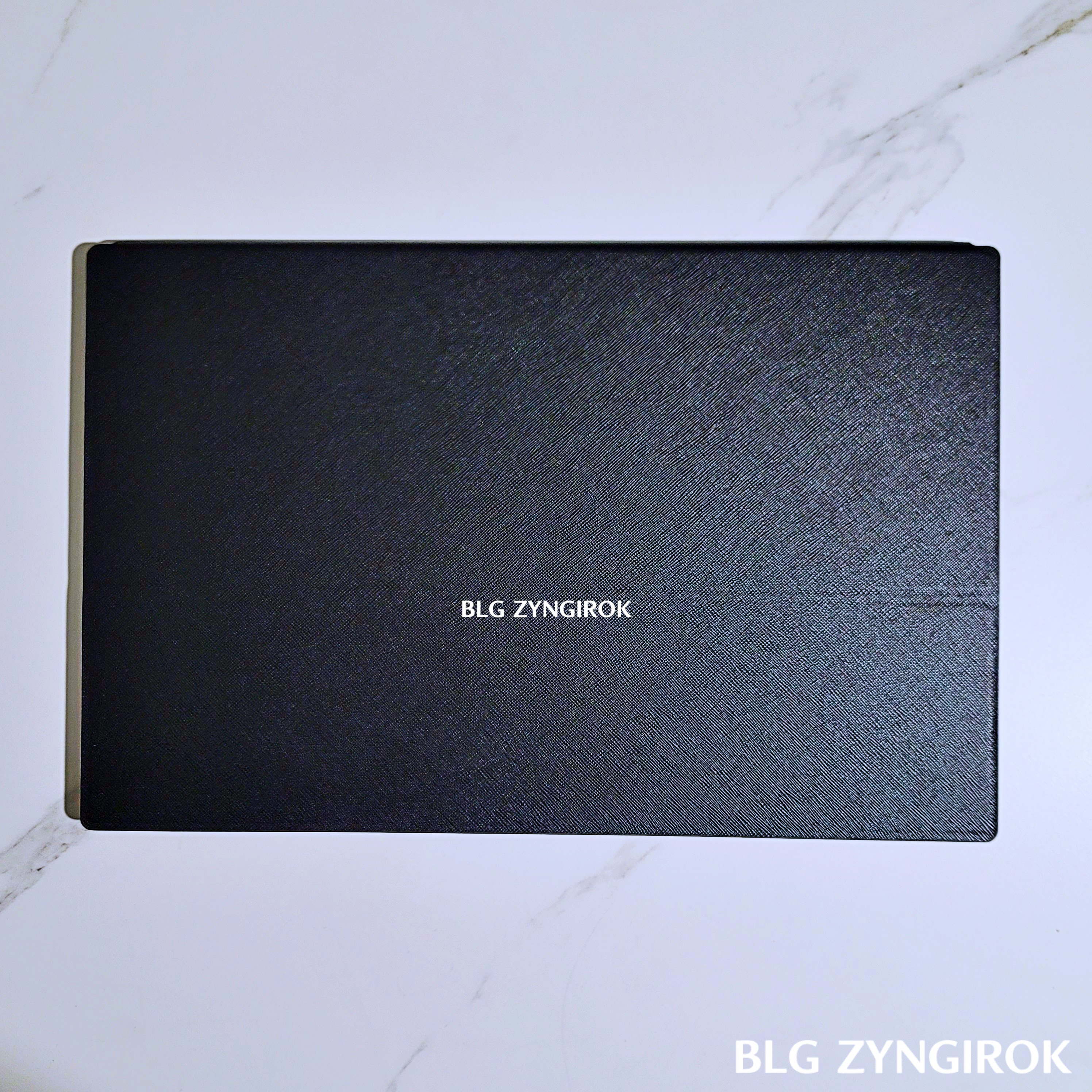 카멜 휴대용 모니터 커버 케이스 뒷면 모습이다.