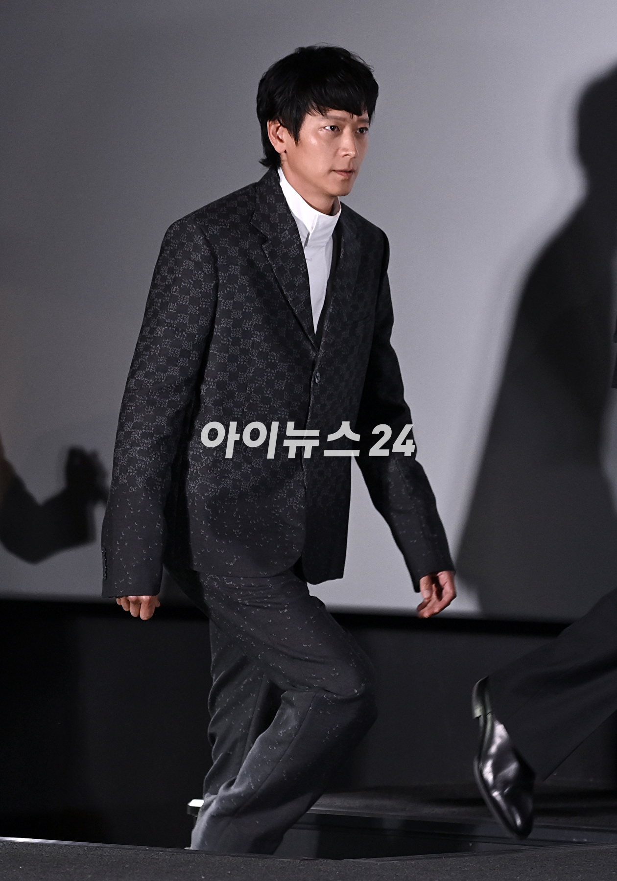 배우 강동원이 31일 서울 CGV 용산아이파크몰에서 열린 영화 '브로커' 언론시사회에서 포즈를 취하고 있다. [사진=김성진 기자]