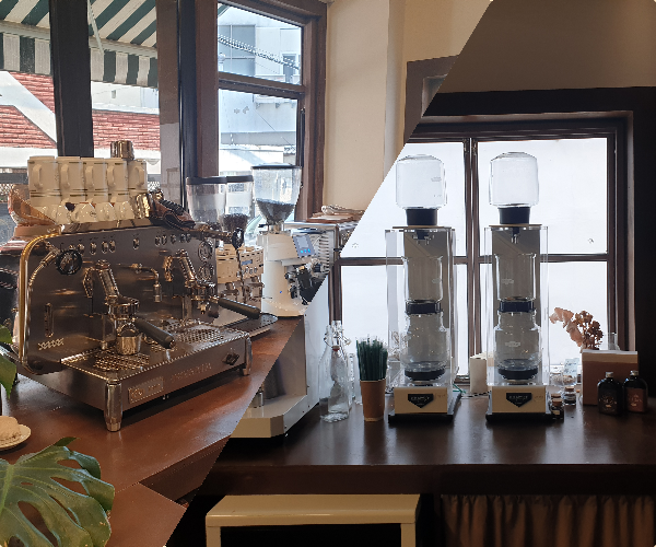 우든버러 전남대 카페: 광주 로스터리 카페에서 에스프레소 한 잔_머신