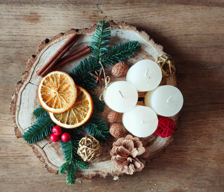 향이 강한 천연 재료인 말린 오렌지, 시나몬, 솔방울, 향초 등으로 구성된 향기 확산 이미지. 음식 간 냄새 이동을 상징적으로 보여줌.