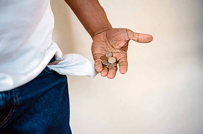 바지-주머니에서-동전을-보여주는-모습