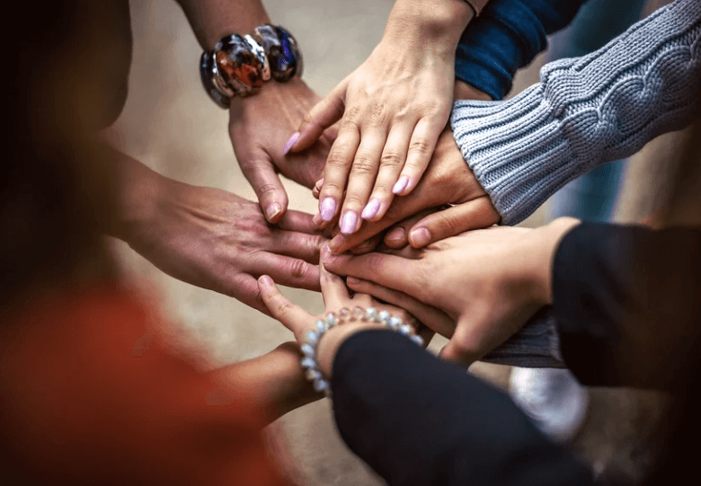 손을_모은_사람들