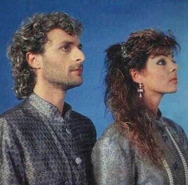 마이클 크레투와 산드라 노래