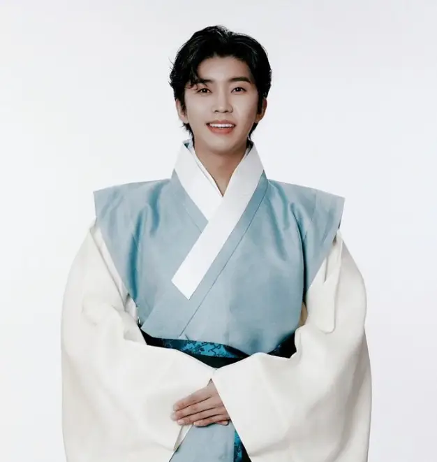 임영웅-
파란 마고자에 흰 한복을 입고 두손을 모은채 정면을 보고 웃고있는 임영웅