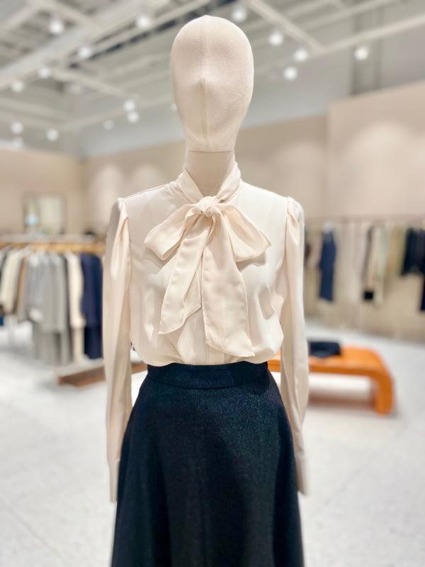 케네스레이디 E254 비숍슬리브 타이 블라우스 EWBLMA0100