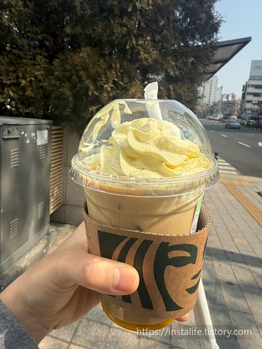 스타벅스 슈크림라떼 입니다.