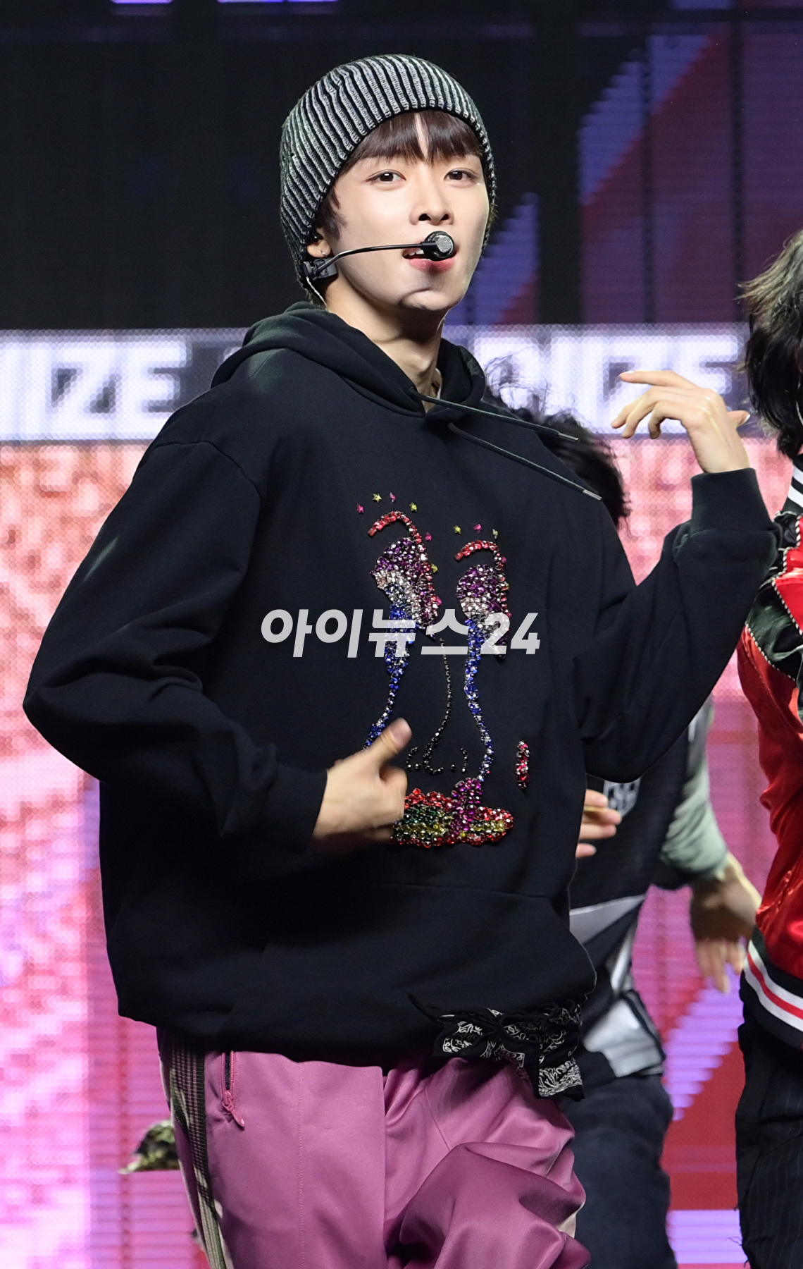 그룹 라이즈(RIIZE) 쇼타로와 성찬이 4일 오후 서울 용산구 한남동 블루스쿼어에서 열린 라이즈 데뷔 앨범 쇼케이스 'RIIZING DAY: RIIZE Press Premiere'에 참석해 타이틀곡 '겟 어 기타'(Get A Guitar) 무대를 선보이고 있다. [사진=정소희 기자]