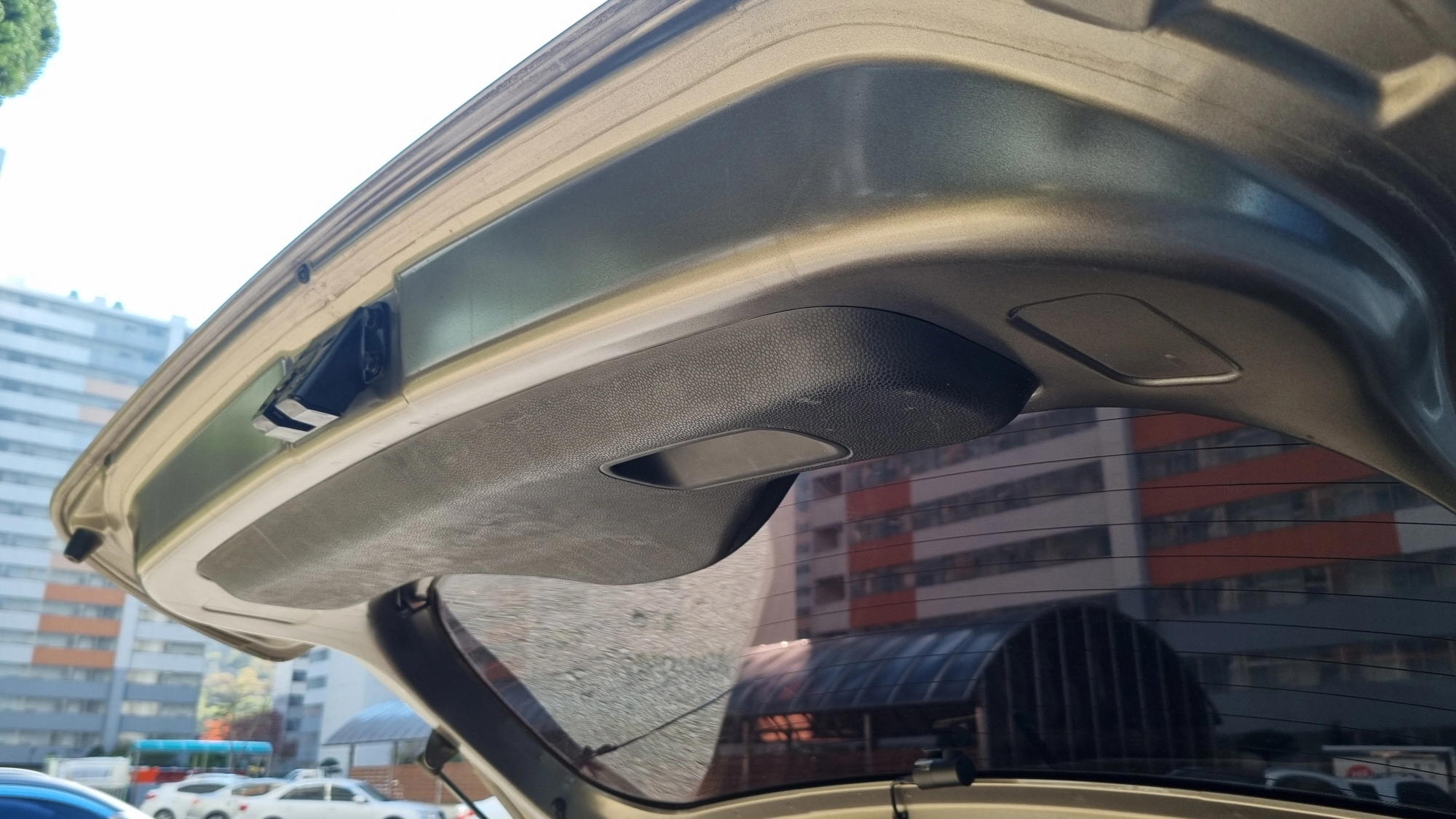 테일게이트 열린 모습