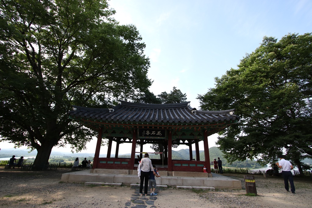 평화누리길 8코스 후반부 임진강을 품은 화석정 전경 사진.