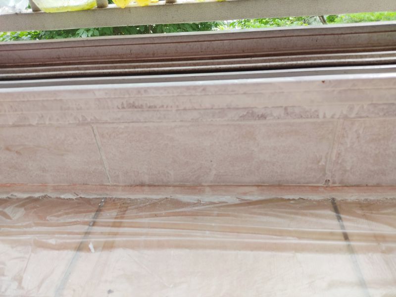 2회도장한 창틀 아직 얼룩이 많이 진 모습