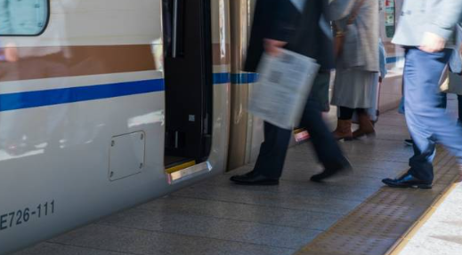 전철에 오르는 사람들의 모습