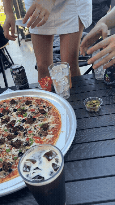 팔당 피맥플레이스 테라스에서 18인치 소불고기 피자와 커피, 음료를 즐기는 모습. 가을 햇살 아래 친구들과 함께하는 야외 식사 장면.