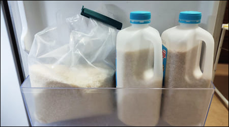 냉장고 안에 보관중인 묵은쌀