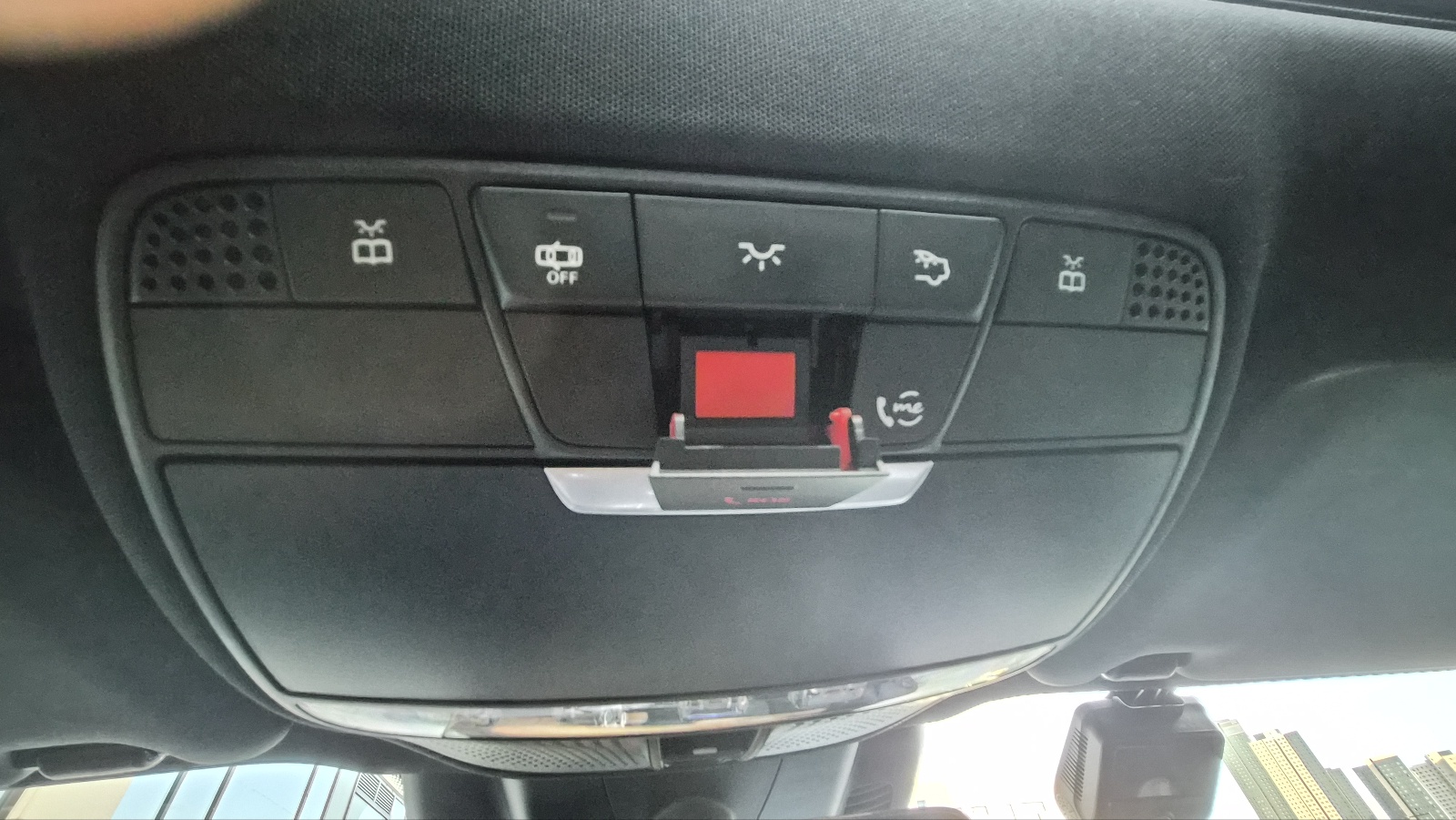 벤츠 차량 천장 콘솔의 SOS 긴급전화 버튼 커버를 연 모습