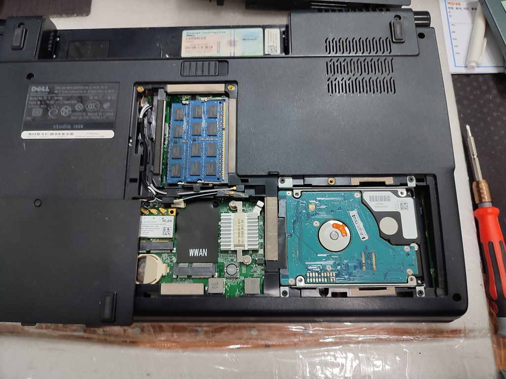 기존의 하드디스크를 분리해서 서브컴퓨터에 연결해서 데이터백업을 받았습니다. 백업받으실 외장하드를 가져오시는 게 좋습니다.