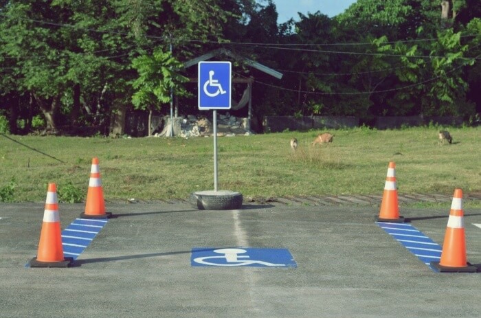 장애인-푯말-세워진-주차장