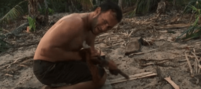 척이 불을 피우려고 나무를 비비는 모습