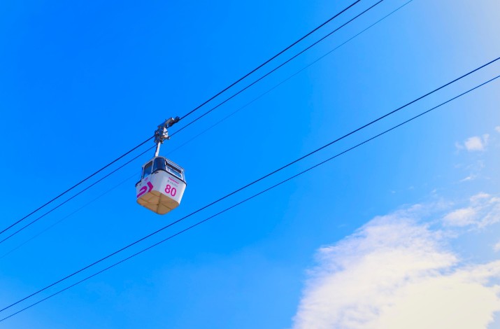 푸른하늘위 케이블카 이미지