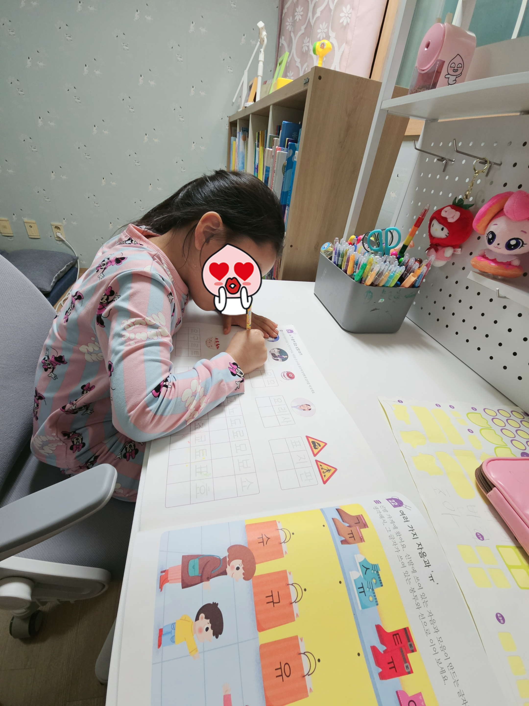 초등학생 아이가 책상에서 고개를 숙이고 공부에 집중하는 자세