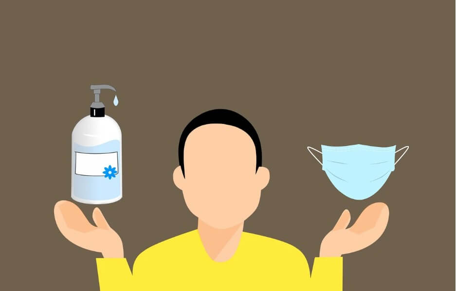 세정제와 마스크를 설명하는 남자