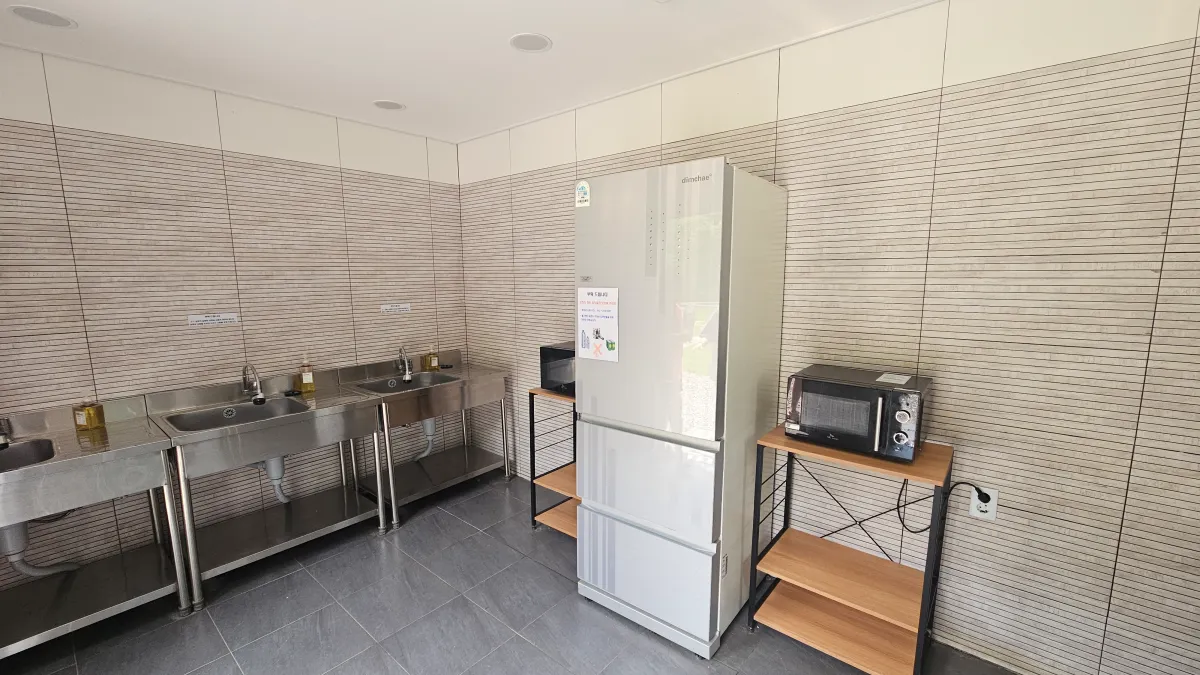 싱크대-냉장고-전자레인지가-있는-방