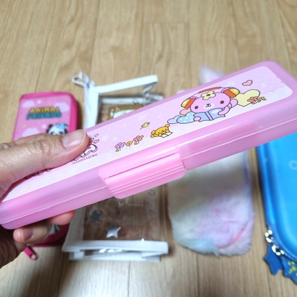 이용시소리가시끄러운플라스틱재질필통