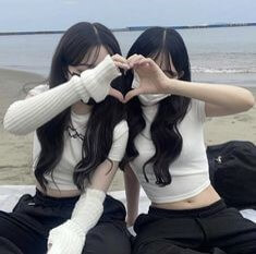 친고와-화해하고-한손씩-하트를-함께-만드는-장면