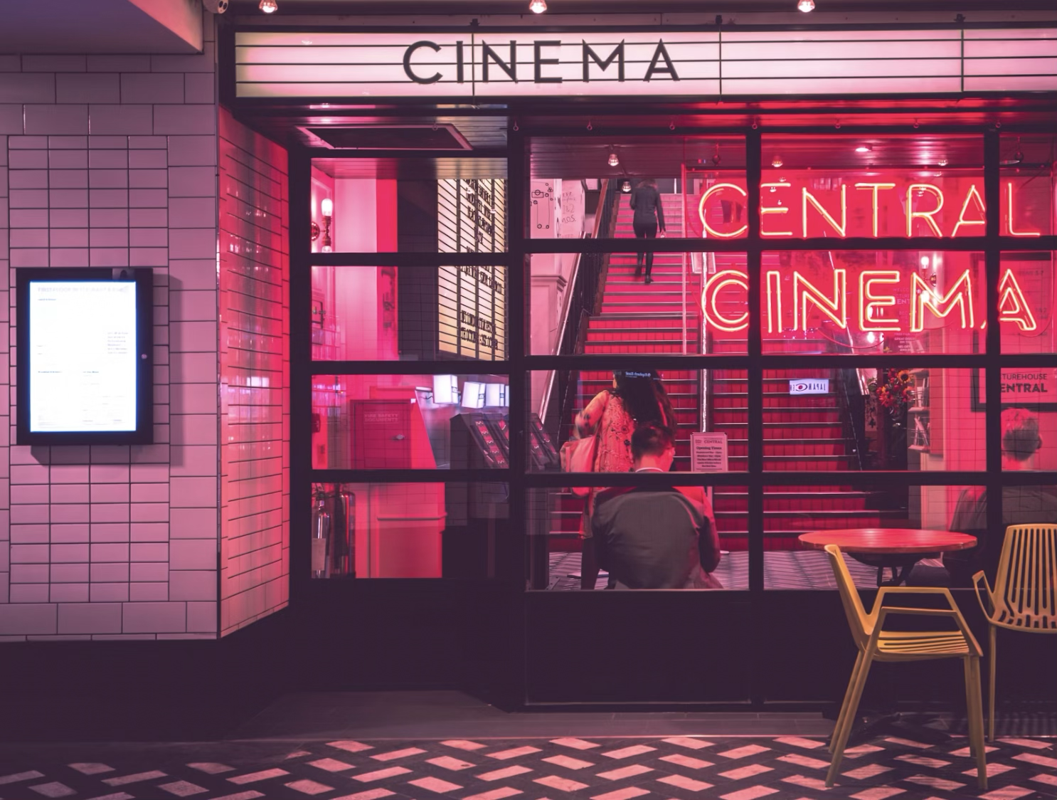 스크린 속 장면을 현실로 만나는 여행의 특별한 의미