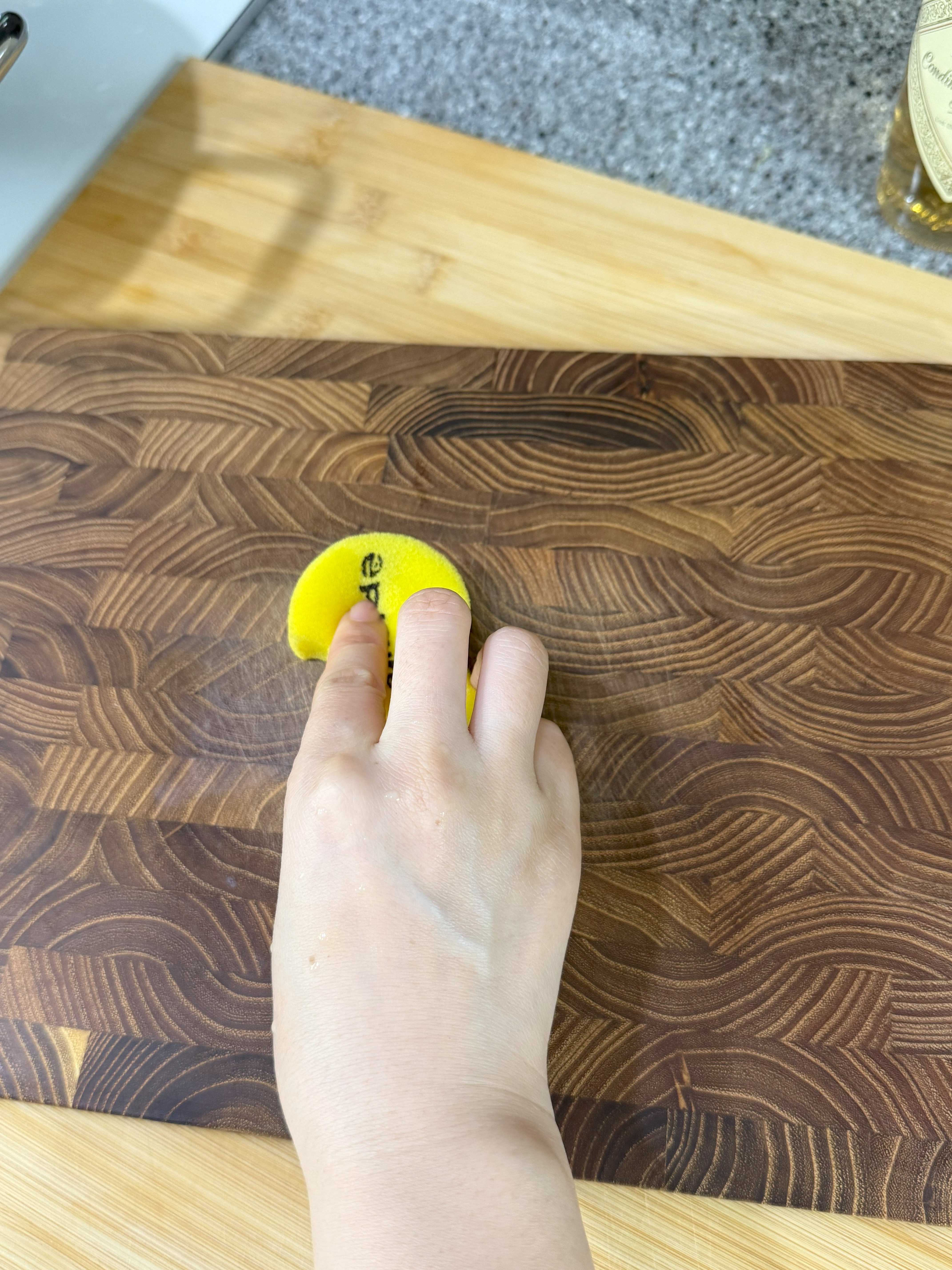 도마 위에 애피큐리언 보드버터를 손으로 바르는 모습