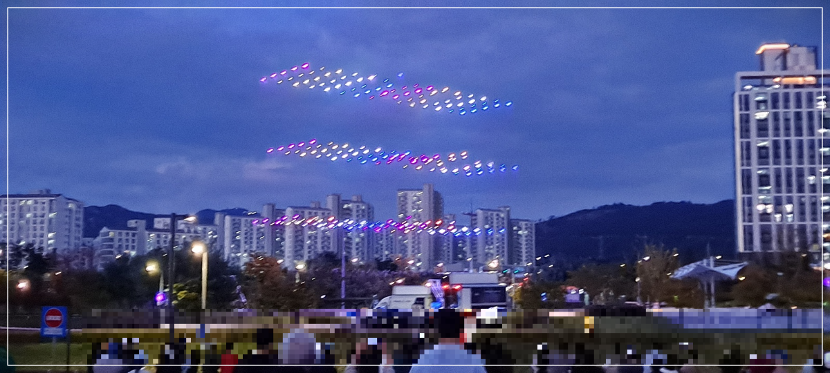 비행하는-드론무리