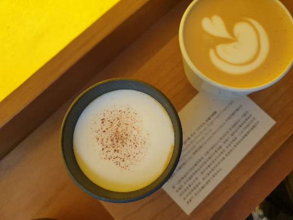 차와 커피의 만남 Yun Yeung - 더티커피(왼쪽)과 에스프레소 마키아토