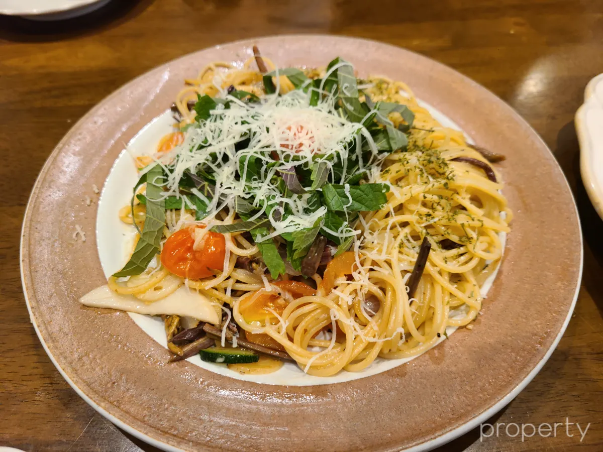 명란고사리파스타-고사리-토마토-파스타면위에-깻잎-치즈-갈색테두리의동그란접시